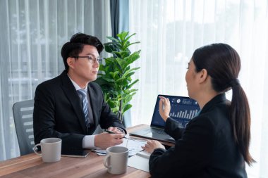 Ofisteki analist ekibi veri analizi ve pazarlama stratejisini güçlü takım çalışmasıyla yapılan toplantıda iş performansını artırmak için BI gösterge paneli ve istatistikleri kullanarak tartışıyor. Sevinçli.