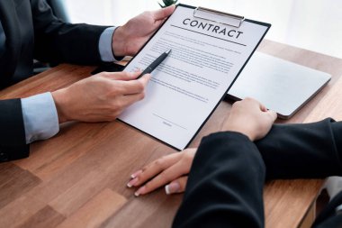 İş adamı sözleşmeyi imzalamadan önce anlaşma belgesini gözden geçirir. Ticaret anlaşmasının iş amaçlarına uygun olmasını sağlamak için dikkatle okumak. İş karar verme konsepti için profesyonellik. Sevinçli.