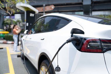 Yeşil kaynaktan karbondioksit salınımını azaltmak için şarj istasyonuna kadar sürdürülebilir enerji ve eko enerji kavramında elektrik şarj istasyonu .