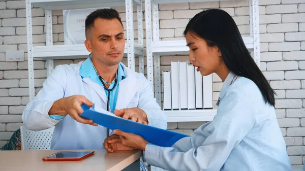 Doctor Professionele Uniform Onderzoeken Patiënt Het Ziekenhuis Medische Kliniek Gezondheidszorg — Stockfoto