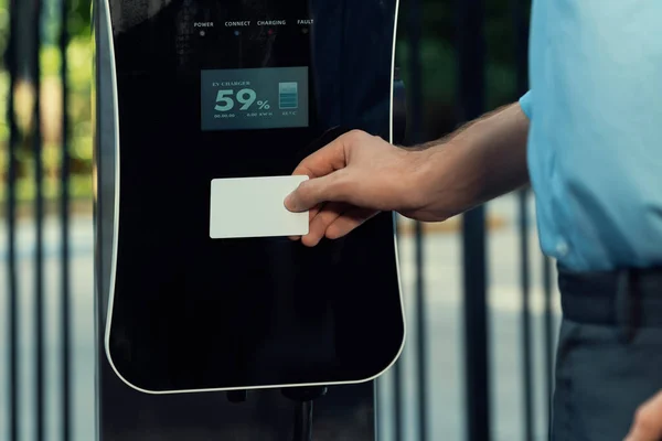 Hand Holding Credit Card Pay Public Charging Station Recharge Her — Stok fotoğraf
