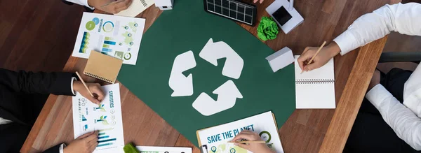 公司高层人员在办公室内规划和讨论回收减少重复使用的政策标志 具有无害生态废物管理法规概念的绿色商业公司 — 图库照片