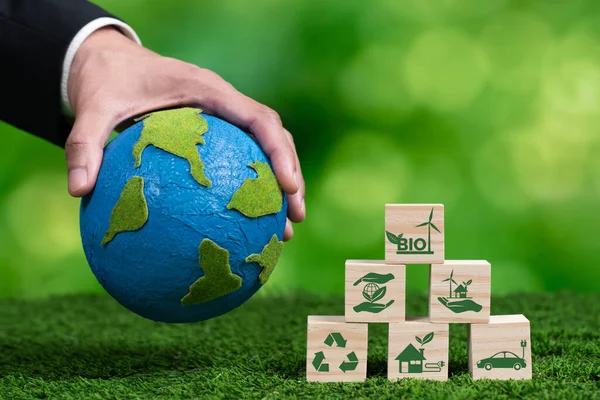 Mão Homem Negócios Segurando Terra Simbolizando Negócios Verdes Utilizando Tecnologia — Fotografia de Stock