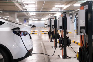 Yeşil kaynaktan karbondioksit salınımını azaltmak için şarj istasyonuna kadar sürdürülebilir enerji ve eko enerji kavramında elektrik şarj istasyonu .