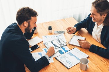 Ofisteki analist ekibi, iş performansını artırmak için tablet ekranında grafik ve grafik olan BI panelini kullanarak çalışma alanındaki pazarlama stratejisi için finansal veri analizi yapmakla meşgul. Varlık