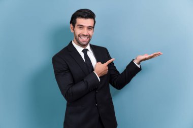 Resmi takım elbiseli kendine güvenen işadamı terfiyi ya da boş alanda reklamı işaret etmek için el ele tutuşuyor ve dışlanmış arka planda heyecanlı bir yüz ifadesi takınıyor. Coşkulu