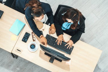 Ofiste bilgisayar başında çalışan, kulaklık takan iş adamları. Jivy