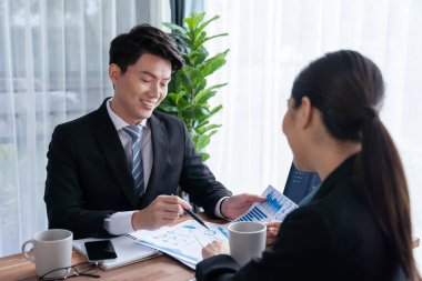 Ofisteki analist ekibi veri analizi ve pazarlama stratejisini güçlü takım çalışmasıyla yapılan toplantıda iş performansını artırmak için BI gösterge paneli ve istatistikleri kullanarak tartışıyor. Sevinçli.