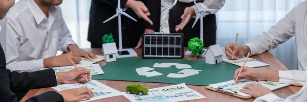 Yeşil Enerji Şirketi Güneş Pili Rüzgar Türbini Jeneratörü Ile Sürdürülebilir — Stok fotoğraf