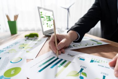 ESG 'nin çevresel sosyal yönetimi, çevre dostu şirkette dizüstü bilgisayarında ve iş adamlarının temiz ve sürdürülebilir gelecekteki ekoloji için çevre koruma girişiminde bulunmayı planladıkları yerde görülüyor. Önde.