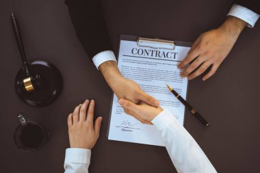 Üst düzey avukat ya da avukatlar, güvenilir bir ortağın güvenilirliğinin sağlanmasında anlaşmazlığı savunmak için yapılan sözleşme anlaşmasını başarılı bir şekilde tartıştıktan sonra el sıkışırlar. Eşitlik