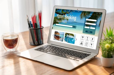 Çevrimiçi otel konaklama rezervasyon sitesi mod rezervasyon sistemi sağlar. Seyahat teknolojisi kavramı .