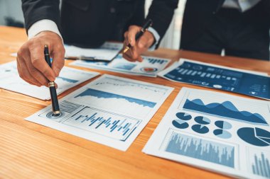 Kapanış meşgul analist ekibi dijital torpido gözünde finansal verileri tartışıyor, grafik ve grafiği analiz ediyor ve bilgisayar ekranında veri bilimi yazılım görüntüsü kullanıyor. İş zekası ve Fintech. Coşkulu