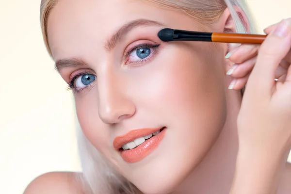 Närbild Vacker Personlig Tjej Med Felfri Applicering Ögonskugga Makeup Med — Stockfoto
