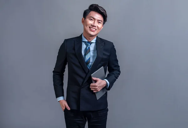 Selbstbewusster Asiatischer Geschäftsmann Posiert Mit Tablet Vor Isoliertem Hintergrund Büroangestellte — Stockfoto