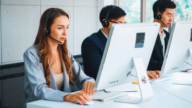 Ofiste çalışan kulaklık takan işadamları uzak müşteri ya da meslektaşlarını desteklemek için çalışıyorlar. Çağrı merkezi, tele pazarlama, müşteri destek acentesi telefon görüşmesinde hizmet sağlıyor. Jivy