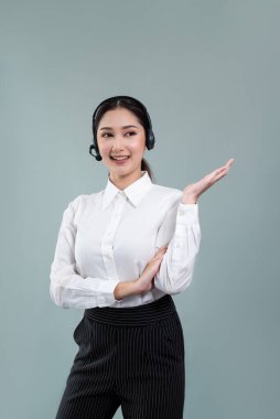 Gülümseyen yüzlü Asyalı kadın çağrı merkezi operatörü, resmi bir takım elbise giyip özelleştirilebilir izole bir arka planda ürün için el kol hareketi yapan bir iş fırsatı sunuyor. Coşkulu.