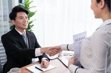 Mutlu iş adamları başarılı bir toplantıdan ya da özgeçmişle iş görüşmesinden sonra el sıkışırlar. İnsan Kaynakları müdürü, yeni çalışanı tebrik etmek için iş başvurusunda bulunan kişiye elini uzattı. Sevinçli.