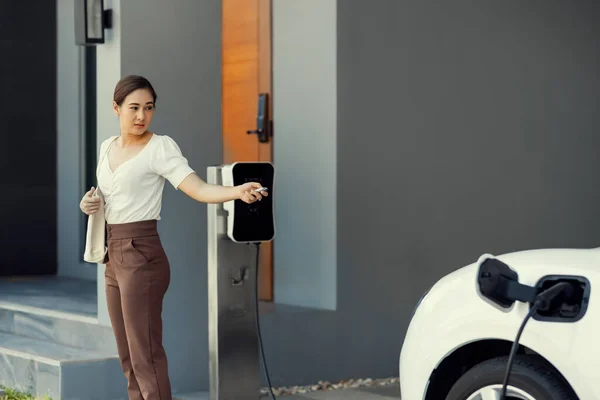 Asian Woman Lock Electric Vehicle Remote Car Key Her Garage — Fotografia de Stock