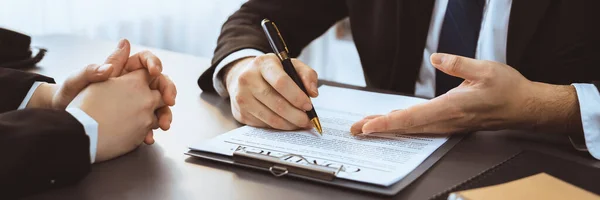 Крупный Бизнесмен Подписывает Договор Юридический Документ Ручкой Руке Время Корпоративной — стоковое фото