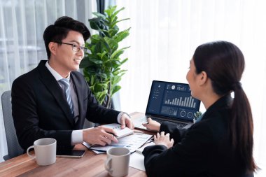 Ofisteki analist ekibi veri analizi ve pazarlama stratejisini güçlü takım çalışmasıyla yapılan toplantıda iş performansını artırmak için BI gösterge paneli ve istatistikleri kullanarak tartışıyor. Sevinçli.