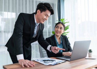 Ofisteki analist ekibi veri analizi ve pazarlama stratejisini güçlü takım çalışmasıyla yapılan toplantıda iş performansını artırmak için BI gösterge paneli ve istatistikleri kullanarak tartışıyor. Sevinçli.