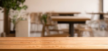 Ürün görüntülemek için masada boş kopya alanı ile modern restoran odası veya kahve dükkanı bulanık arka plan ahşap masa. İç restoran sayaç tasarım konsepti.