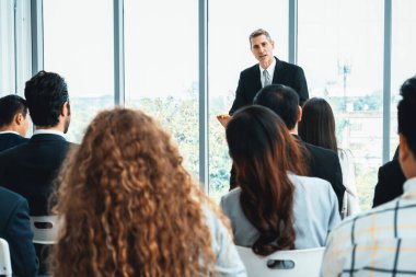 Bir grup iş adamı seminer konferansında toplanıyor. Seyirciler, çalışanların eğitim seanslarındaki eğitmenleri dinliyor. Uzman konuşmacı ile ofis çalışanları toplantısı. Jivy