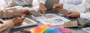 İç mimari ekibinden oluşan bir grup, ev projesinin tasarımı ve planlanması konusunda mühendis ile görüşerek çeşitli ruh hali tahtası materyalleri seçtiler. İçgörü