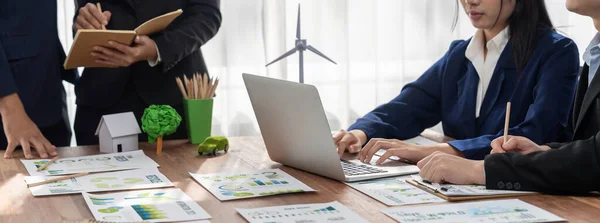 生态商业公司与使用笔记本电脑的商业团体举行会议 规划战略 讨论无害生态清洁能源产品的营销问题 绿色商业公司的概念 开拓性的 — 图库照片