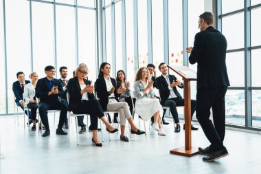 Bir grup iş adamı seminer konferansında toplanıyor. Seyirciler, çalışanların eğitim seanslarındaki eğitmenleri dinliyor. Uzman konuşmacı ile ofis çalışanları toplantısı. Jivy