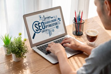 Model e-ticaret için SEO arama motoru optimizasyonu ve bilgisayar ekranında gösterilen çevrimiçi perakende işi