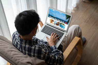 Model arama ve seyahat planlama için internet sitesi uçuş, otel ve tur rezervasyonları için anlaşma ve paket sunuyor