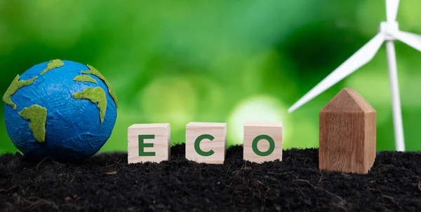 具有生态符号的木制立方体 风力发电机和肥沃土壤上的纸球 促进了家庭使用的环保意识和清洁能源 促进绿色生态的替代和可再生能源 改变了 — 图库照片