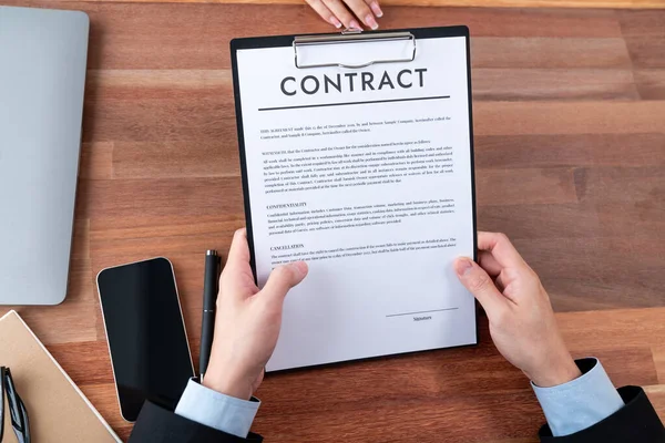 Documento Accordo Revisione Uomo Affari Prima Firmare Contratto Leggere Attentamente — Foto Stock