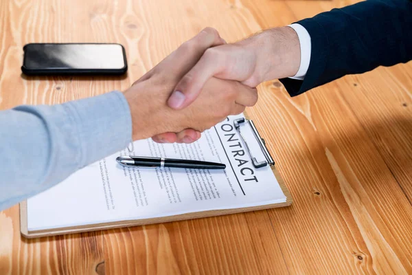 Dois Empresários Apertam Mão Depois Assinar Com Sucesso Contrato Escritório — Fotografia de Stock