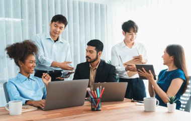 Mutlu iş adamları birlikte çalışır, şirket ofisinde tartışırlar. Profesyonel ve çeşitlilik takım çalışması iş planını bilgisayarda tartışır. Modern çok kültürlü ofis çalışanı. Uyum