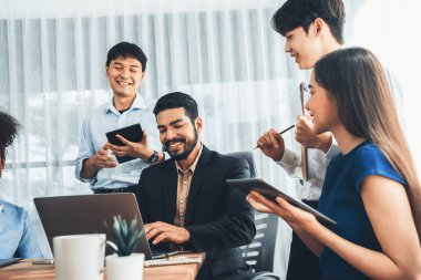 Mutlu iş adamları birlikte çalışır, şirket ofisinde tartışırlar. Profesyonel ve çeşitlilik takım çalışması iş planını bilgisayarda tartışır. Modern çok kültürlü ofis çalışanı. Uyum