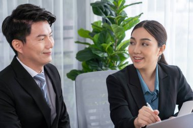 Ofisteki analist ekibi veri analizi ve pazarlama stratejisini güçlü takım çalışmasıyla yapılan toplantıda iş performansını artırmak için BI gösterge paneli ve istatistikleri kullanarak tartışıyor. Sevinçli.