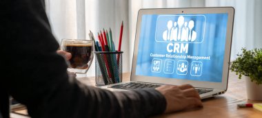 CRM işletme ve işletme için modern bilgisayarda müşteri ilişkileri yönetim sistemi