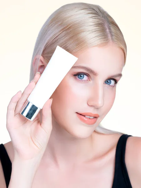 Närbild Personlig Vacker Perfekt Naturlig Kosmetisk Makeup Hud Kvinna Håller — Stockfoto