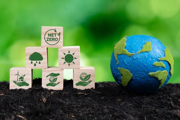纸球和木制立方体与净零符号的生态意识 利用清洁能源促进环境保护 以减少二氧化碳排放 应对气候变化和全球变暖 改变了 — 图库照片