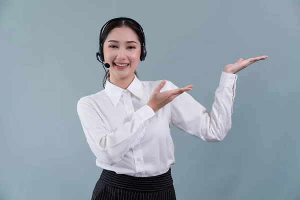 얼굴을 아시아인 운영자는 형외진 배경의 제품에 정장을 헤드폰을 기회를 광고한다 — 스톡 사진