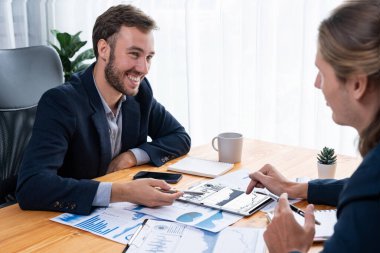 Ofisteki analist ekibi, iş performansını artırmak için tablet ekranında grafik ve grafik olan BI panelini kullanarak çalışma alanındaki pazarlama stratejisi için finansal veri analizi yapmakla meşgul. Varlık