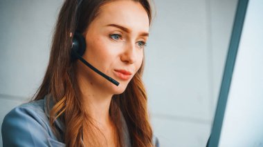 Ofiste çalışan kulaklık takan işadamları uzak müşteri ya da meslektaşlarını desteklemek için çalışıyorlar. Çağrı merkezi, tele pazarlama, müşteri destek acentesi telefon görüşmesinde hizmet sağlıyor. Jivy