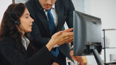 Ofiste çalışan kulaklık takan işadamları uzak müşteri ya da meslektaşlarını desteklemek için çalışıyorlar. Çağrı merkezi, tele pazarlama, müşteri destek acentesi telefon görüşmesinde hizmet sağlıyor. Jivy