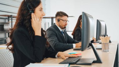 Ofiste çalışan kulaklık takan işadamları uzak müşteri ya da meslektaşlarını desteklemek için çalışıyorlar. Çağrı merkezi, tele pazarlama, müşteri destek acentesi telefon görüşmesinde hizmet sağlıyor. Jivy