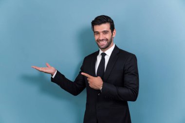 Resmi takım elbiseli kendine güvenen işadamı terfiyi ya da boş alanda reklamı işaret etmek için el ele tutuşuyor ve dışlanmış arka planda heyecanlı bir yüz ifadesi takınıyor. Coşkulu