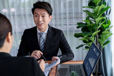 Ofisteki analist ekibi veri analizi ve pazarlama stratejisini güçlü takım çalışmasıyla yapılan toplantıda iş performansını artırmak için BI gösterge paneli ve istatistikleri kullanarak tartışıyor. Sevinçli.