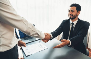 İş yerinde tokalaşmada başarılı bir iş görüşmesi. Nitelikler ve mevki için başvuru hakkında olumlu tartışmalar. Aday ve mülakat arasında iş bulma kavramı. Coşkulu